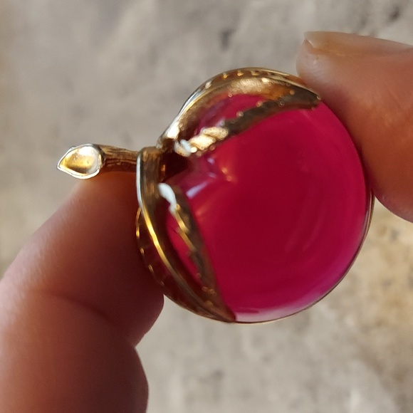 SOLD Vintage Signed Sarah Coventry Lucite Magenta & Goldtone Apple Brooch Pin - Picture 2 of 10